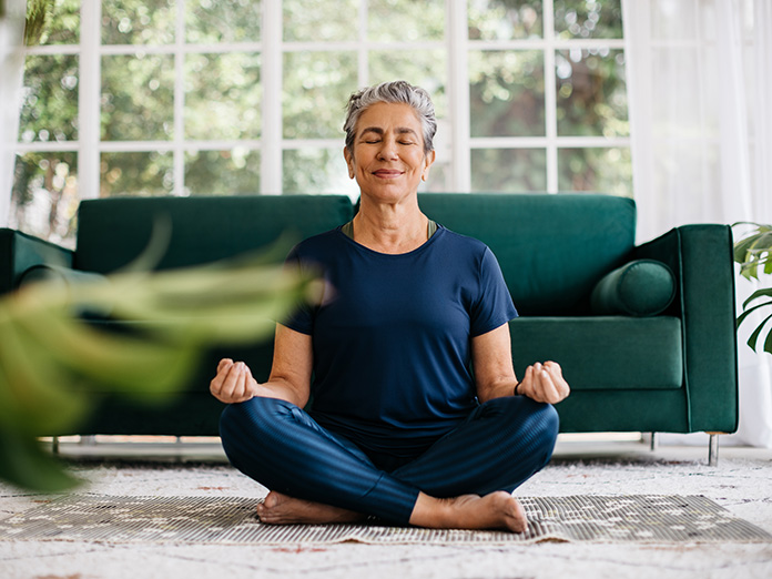 Mujer en el suelo haciendo yoga