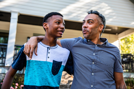 Un padre y su hijo abrazados