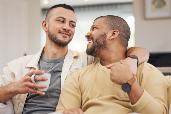 Una pareja sonriéndose mutuamente.
